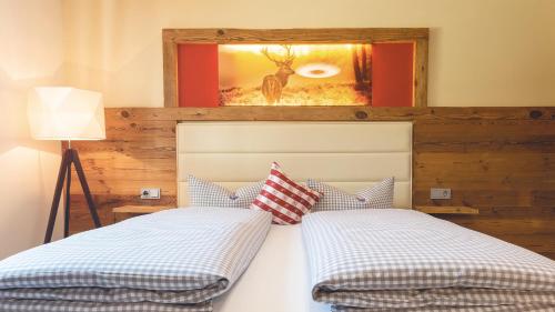 罗斯豪普滕Landgasthof & Hotel beim Lipp的一间卧室配有两张床,并画着鹿的照片