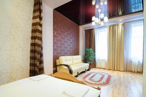 利沃夫LEOGRAND Apartments on Doroshenka 34的客房设有两张床、一把椅子和窗户。