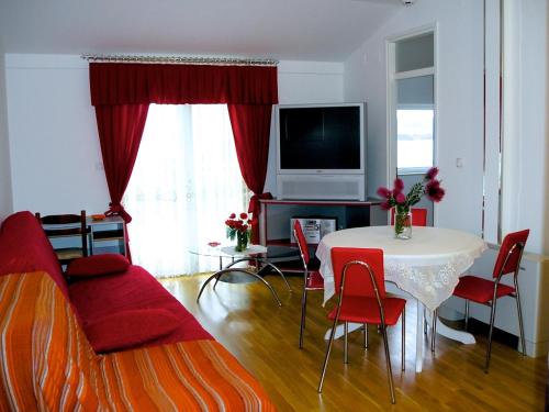 圣菲利普雅科夫Vila Smirna的客厅配有桌子和红色椅子