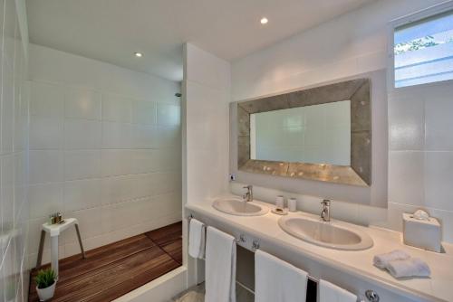 泰尔斯贝斯Dream Villa Terres Basses 540的浴室设有2个水槽和镜子