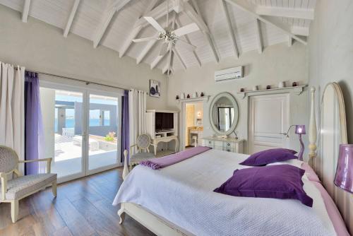 泰尔斯贝斯Dream Villa Terres Basses 564的一间带大床的卧室和一个阳台