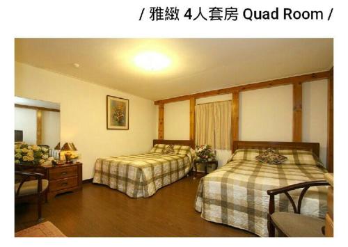 台东龙星花园度假木屋的酒店客房配有两张床和一张书桌