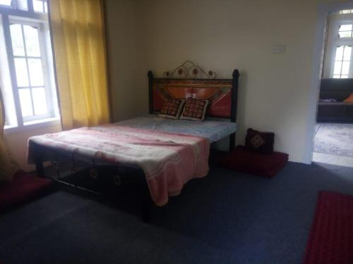 罕萨Four Seasons Guest House Hunza的卧室配有床,位于带2个窗户的房间