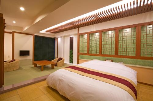 神户Hotel Bintang Pari Resort (Adult Only)的一间卧室设有一张床和一间客厅。