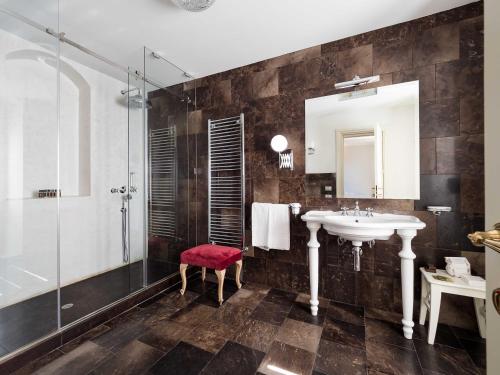 诺托Gagliardi Boutique Hotel的一间带水槽和淋浴的浴室