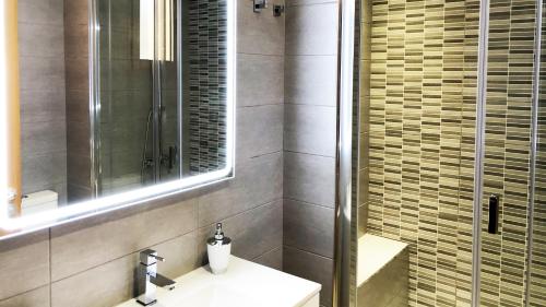 圣巴托洛梅Villa Golfers 6的浴室配有卫生间、盥洗盆和淋浴。