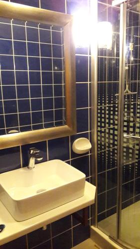 波威尔Villa Pintar的浴室设有白色水槽和镜子