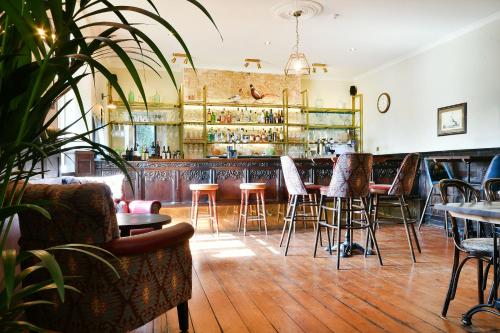 奇彭纳姆Stanton Manor Hotel的餐厅内带桌椅的酒吧