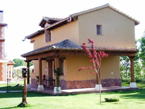 TuréganoA Toca Casas Rurales en Turegano Segovia的前面有一棵树的房子