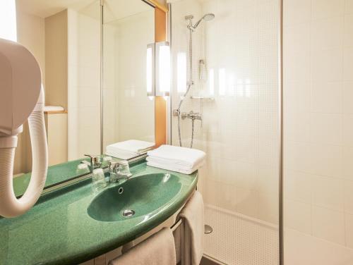 布隆里昂东布隆宜必思酒店的一间带绿色水槽和淋浴的浴室