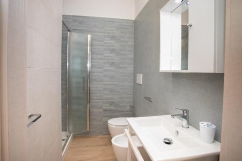莱韦拉诺Borgo di Leverano, apartment 02的一间带水槽和卫生间的浴室