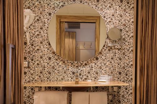 安道尔城Yomo Mola Park的一间带水槽和镜子的浴室