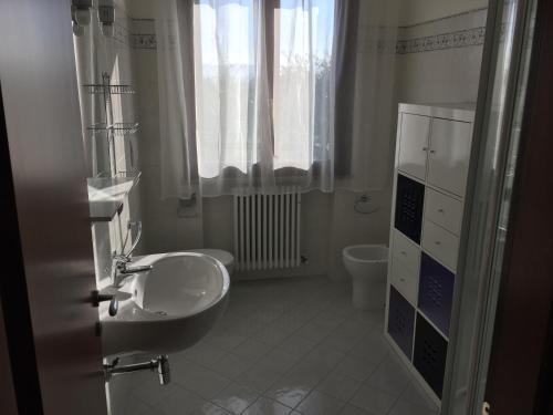 塔武利亚Villetta le Rose的一间带水槽和卫生间的浴室