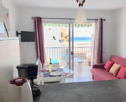 阿罗纳Las Galletas Vista al mar con Wifi的客厅配有粉红色的沙发,享有海景