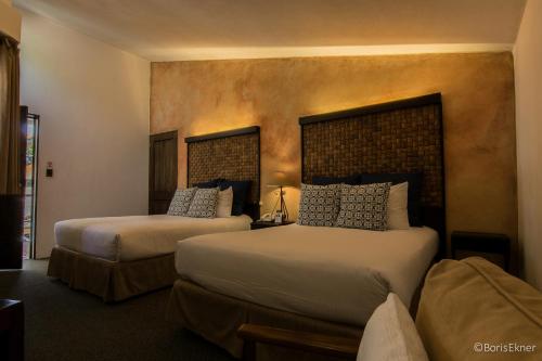 危地马拉老城酒店的一间酒店客房,房间内设有两张床