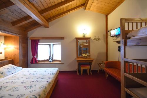 罗卡皮耶托雷贾妮伊尔奇莫洛酒店的一间卧室配有一张床和一张双层床。