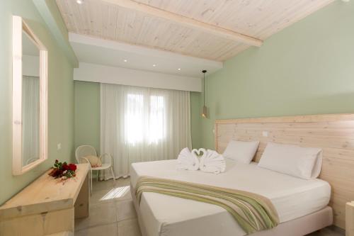 萨摩斯黄菊公寓酒店的一间卧室设有一张床和一个窗口