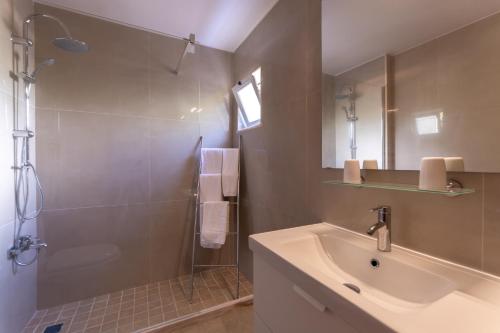 卡武埃鲁Villa Welwitshia的一间带水槽和淋浴的浴室