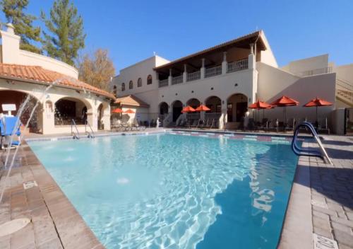 塞多纳钻石度假村集团洛斯阿布里迦多斯度假酒店及水疗中心的大楼前的大型游泳池