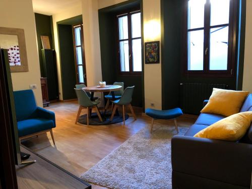阿罗纳La Via degli Artisti的客厅配有沙发和桌椅