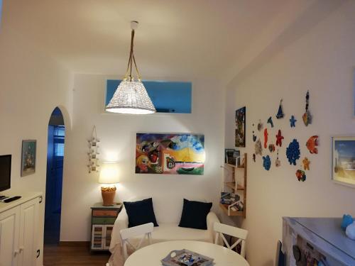 托雷坎内Blue Sea Apartment的客厅配有白色的沙发和桌子