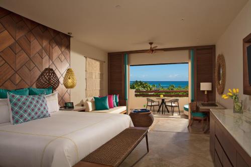 普拉亚卡门Secrets Maroma Beach Riviera Cancun - Adults only的一间卧室配有一张床,享有海景