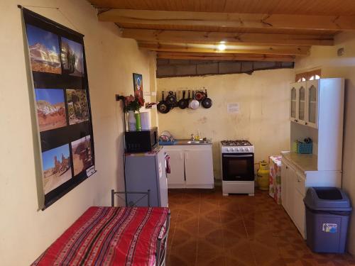 圣佩德罗·德·阿塔卡马图雅斯托旅馆的一间带冰箱和炉灶的小厨房