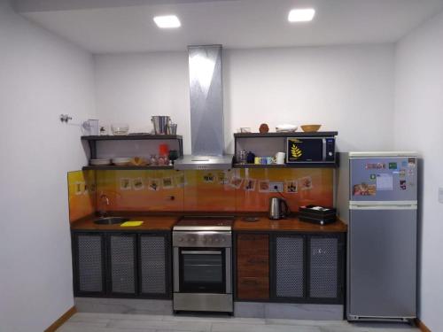 科尔多瓦Casa confortable的厨房配有炉灶和冰箱。