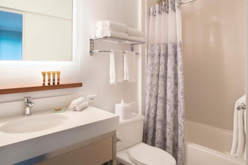 檀香山卡皮欧拉尼皇后酒店的一间带水槽、卫生间和淋浴的浴室