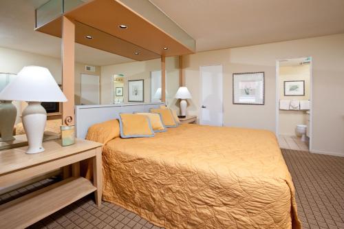 Desert Vacation Villas, a VRI resort客房内的一张或多张床位