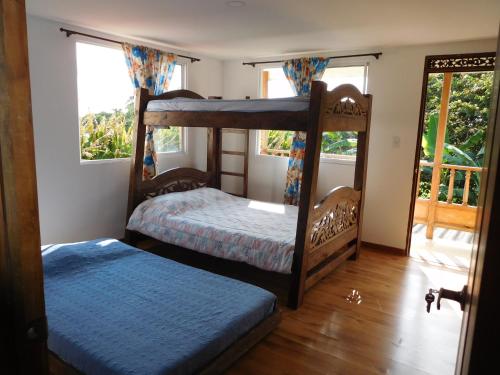 Luna ParkCasa Campestre La Quinfalia的带窗户的客房内的两张双层床