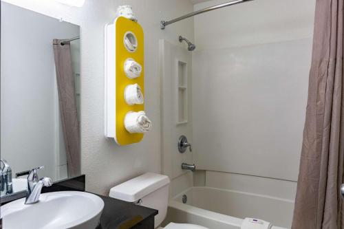 索尔兹伯里索尔兹伯里6汽车旅馆的一间带水槽、卫生间和淋浴的浴室