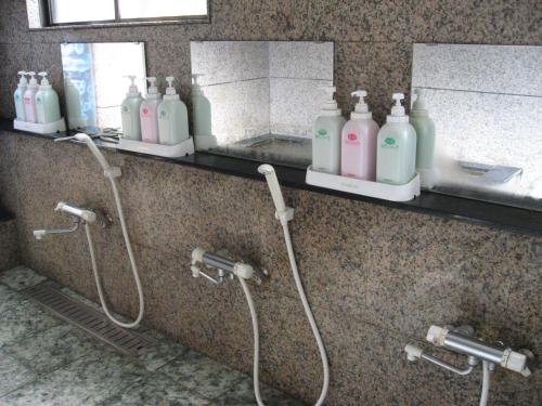 一富士酒店的一间浴室