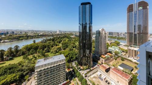 布里斯班Oaks Brisbane on Margaret Suites的城市空中景观,高楼