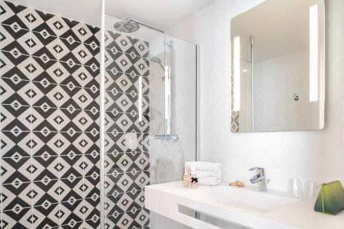 凡尔赛Hotel des Lys的一间带水槽和镜子的浴室