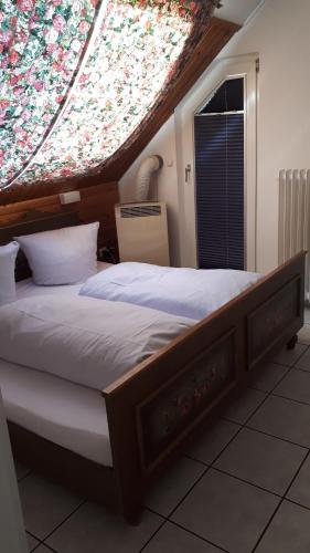 拉姆斯泰因-米森巴赫安娜餐厅酒店的一间卧室设有一张大床和大窗户
