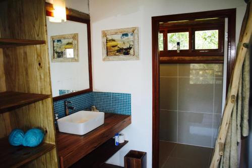 伊尼扬巴内特拉维斯亚海滩山林小屋的一间带水槽和淋浴的浴室