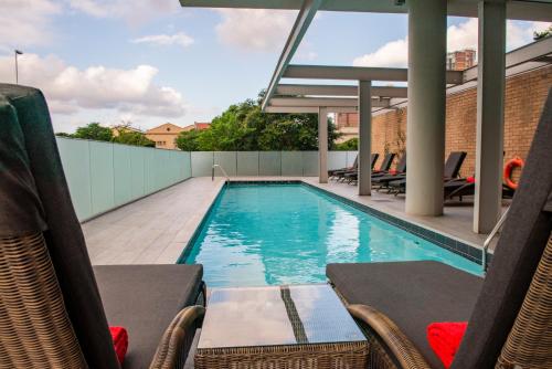 德班德班奥诺莫酒店的屋顶游泳池,带椅子和游泳池