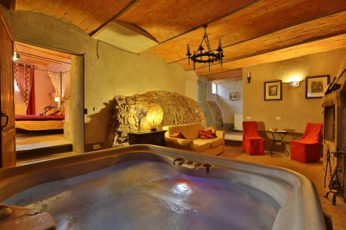 佩尔吉内-瓦尔达诺La Miccia的一间大浴室,内设浴缸