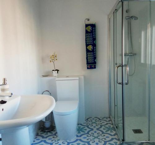 罗德里戈城VuT San Blas的浴室配有卫生间、盥洗盆和淋浴。