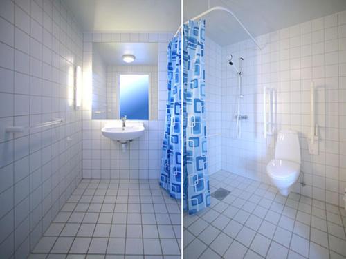 Sangis桑吉斯汽车旅馆营地的浴室的两张照片,配有卫生间和水槽