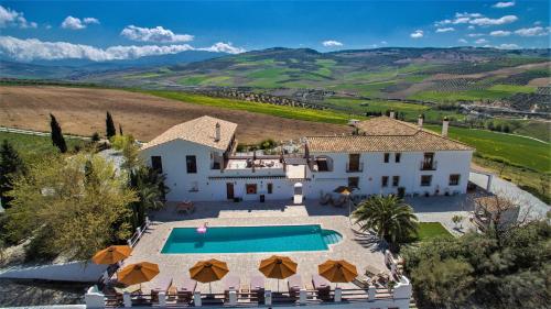 格拉纳达省阿拉马El Amparo的享有带游泳池的别墅的空中景致