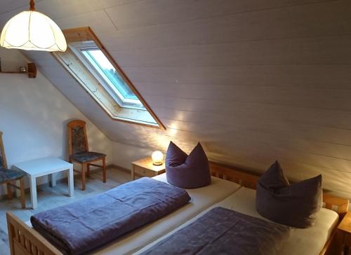 ErlenbachBrosihof的客房设有两张床和窗户。