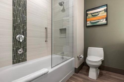 汉诺瓦Cambria Hotel - Arundel Mills BWI Airport的一间带卫生间和玻璃淋浴间的浴室