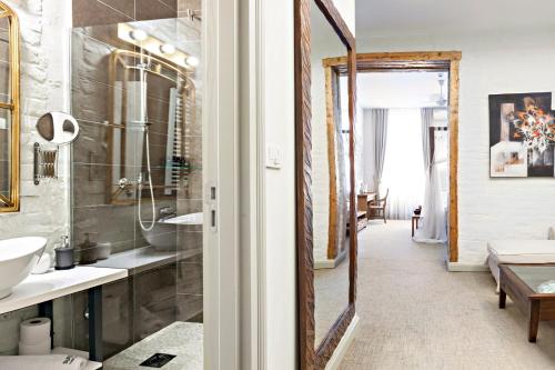 SuperB Luxury Suites的一间浴室