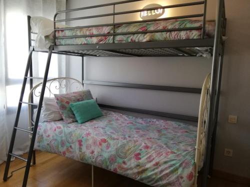 La PenillaCabárceno的双层床配有枕头和床单