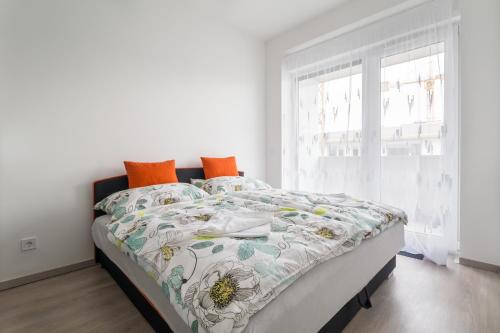 布达佩斯BpR CHIC White Home with Terrace & A/C & Garage的白色卧室配有带床罩和窗户的床