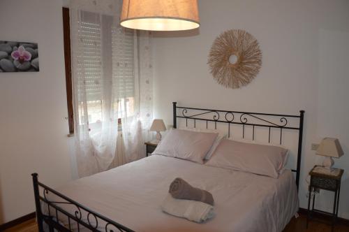 佩鲁贾Casa di Giulia的一间卧室,配有一张床,上面有帽子