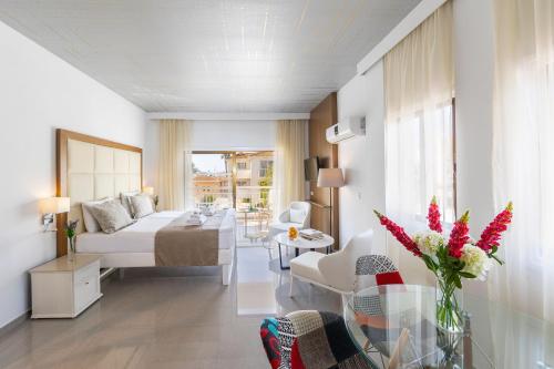 帕福斯King Jason Paphos - Designed for Adults by Louis Hotels的客厅配有沙发和桌子