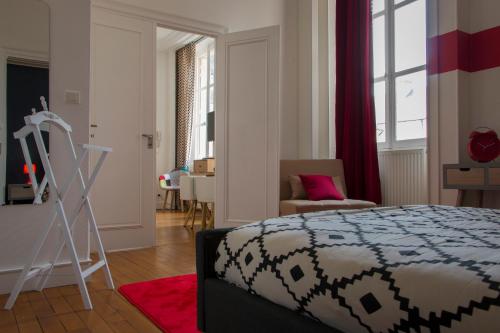 布尔日la Casa D'estève的一间卧室设有一张床和一间客厅。